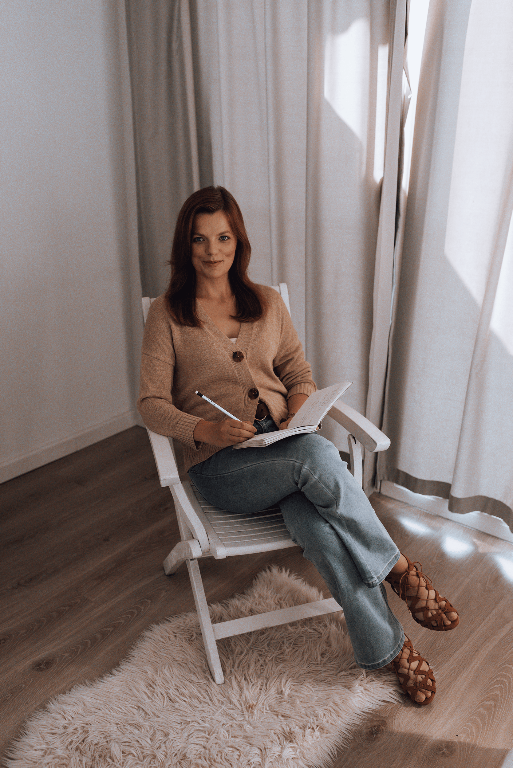 Psycholożka Arteterapeutka Coachka na krześle w gabinecie