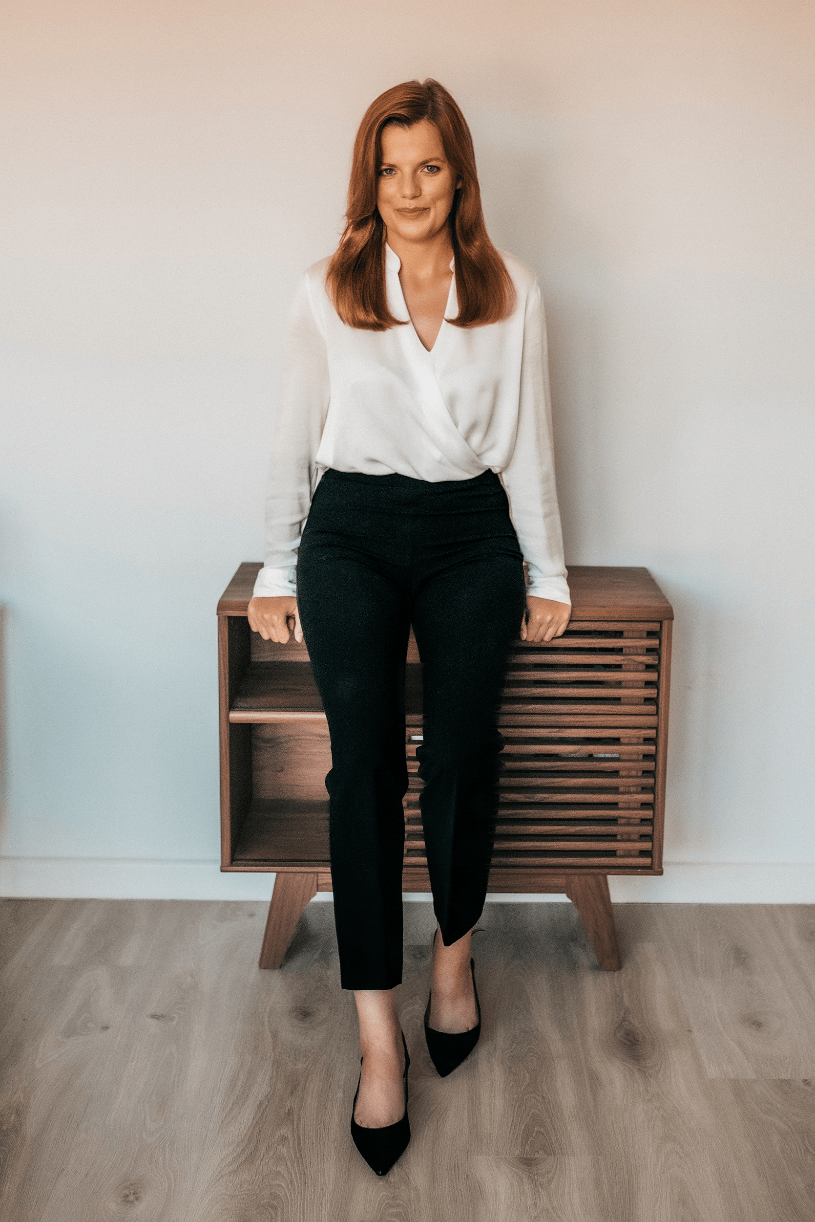 Psycholog Coach oparty o szafkę